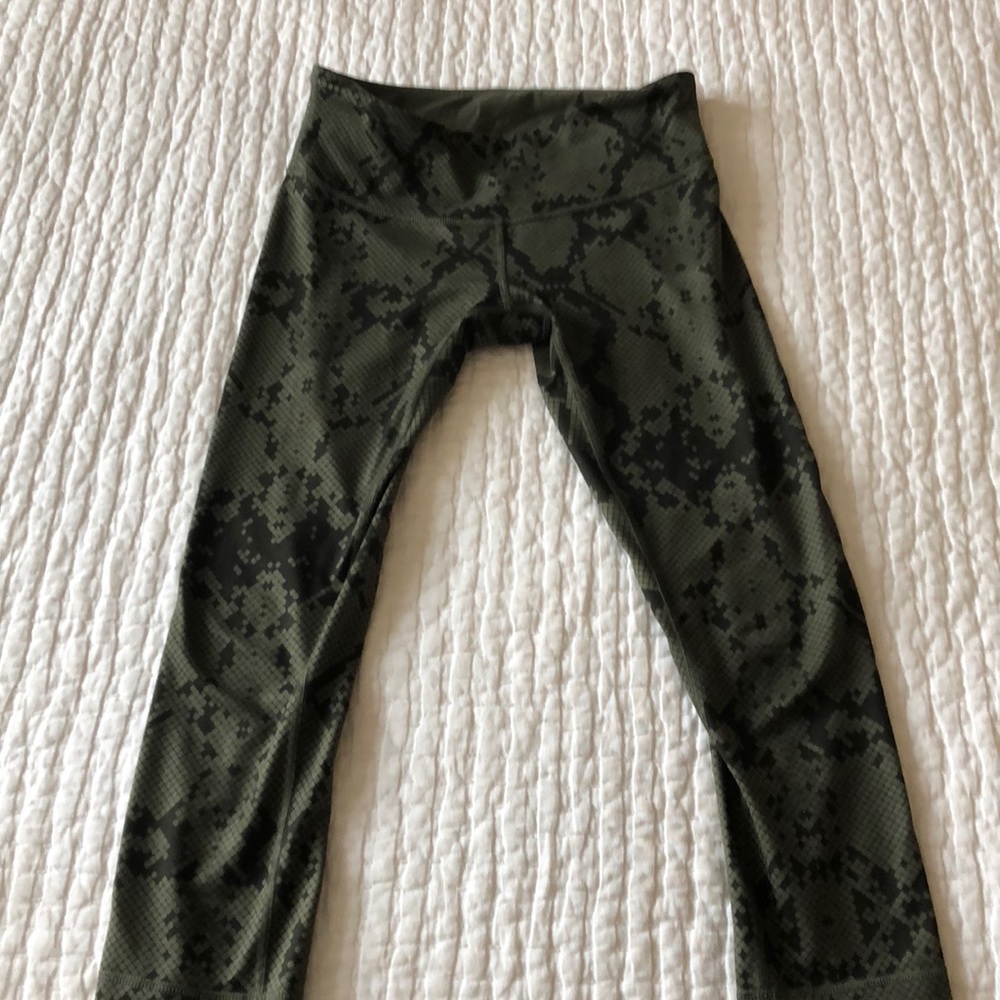 Lululemon Snakeskin print cropped pants! Size 6